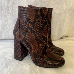 Steve Madden 💞 round-toe, brown snakeskin booties 🔥 great condition-WORN ONCE!